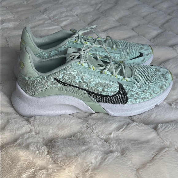 Nike  women’s Size 13 - Picture 3 of 8